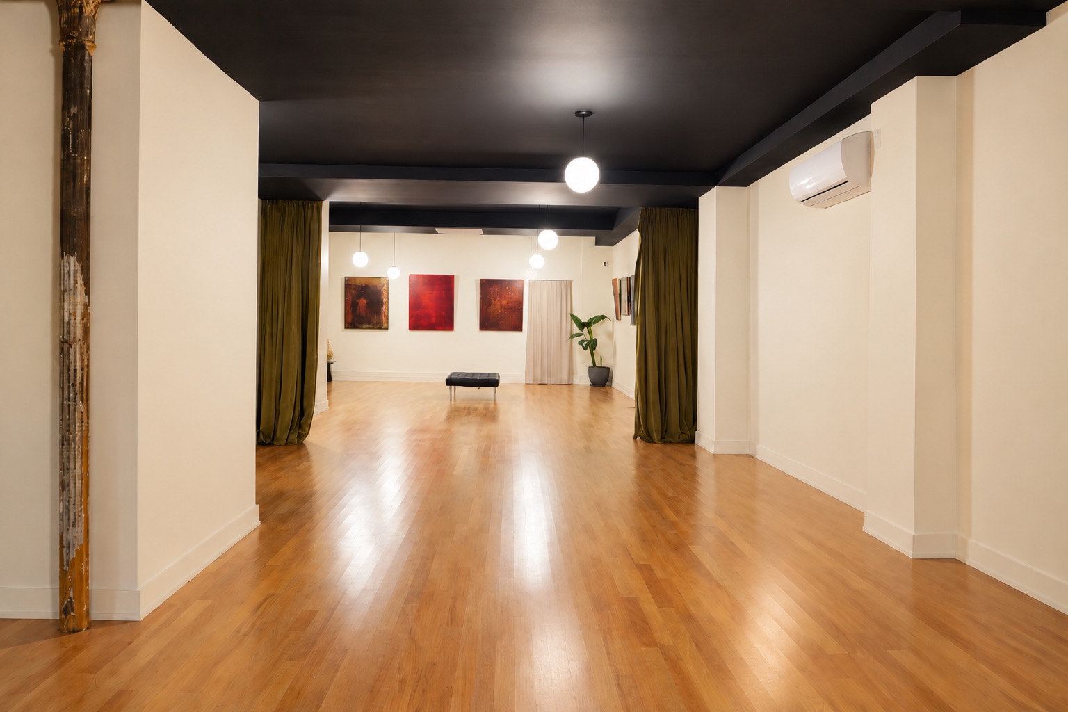 The open gallery floor available for rentals